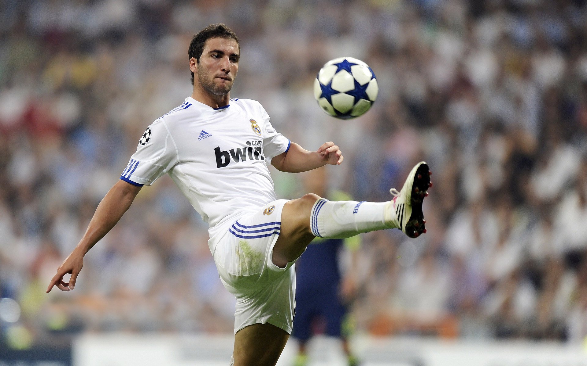 爱游戏中国官网-内马尔闪耀登场，巴黎欧冠梦逐渐升腾，内马尔巴黎球衣图片