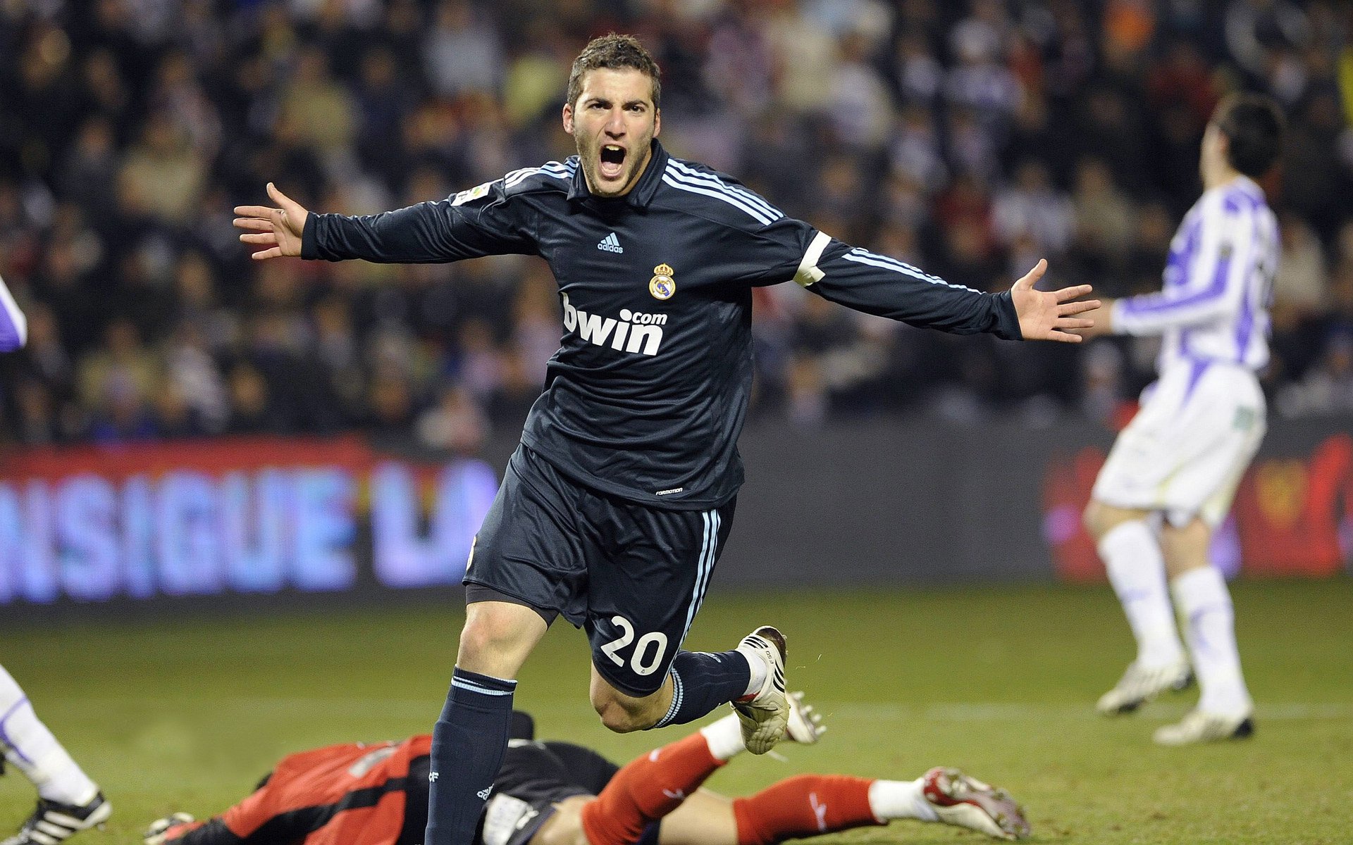 “传奇回顾：詹姆斯生涯最经典的五场比赛”，詹姆斯10大经典比赛